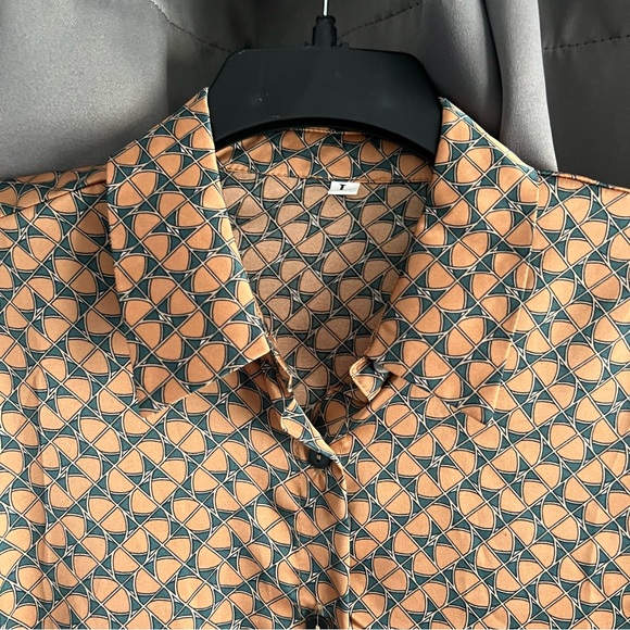 Lot of 2 Button Down satin sheen blouses. Size L. - Picture 2 of 8